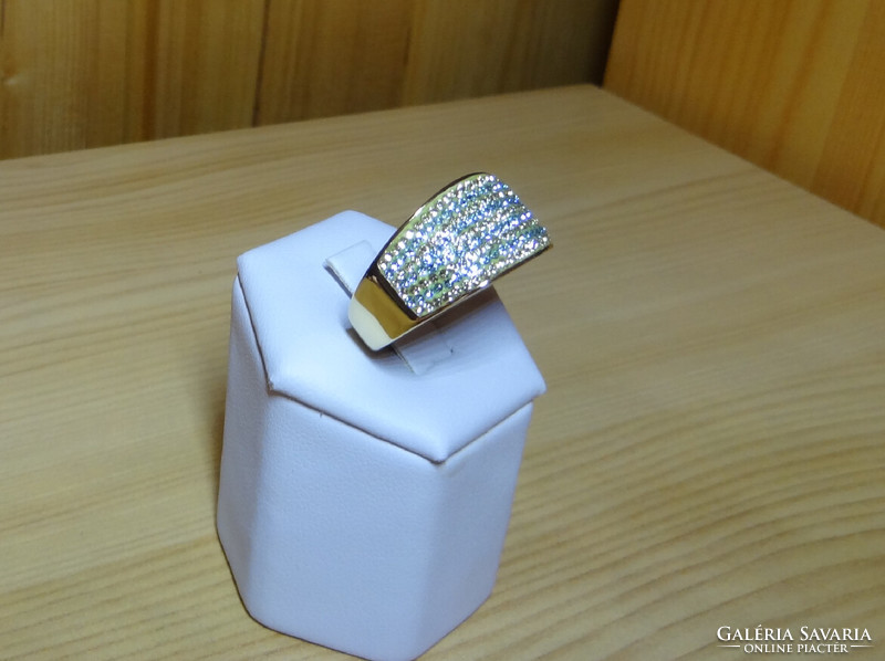 Aquamarine gemstone ring, you can safely put it next to gold. It is also recommended for everyday use.