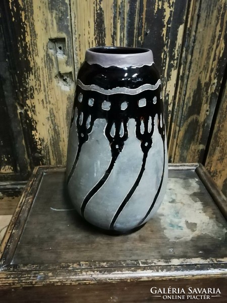 Balázs Badár Mezőtúr potter's vase, marked with a black glazed Art Nouveau motif, for collectors