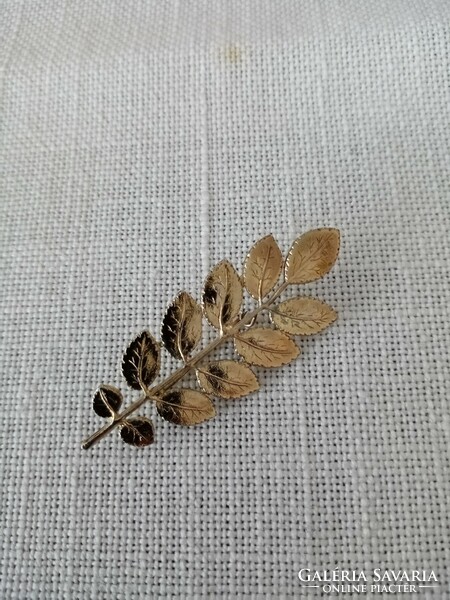 New gold plated metal brooch / pin --- leaf shape