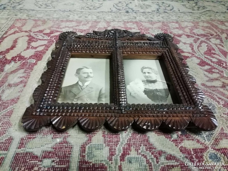 Tramp art or small carved picture frame, even and the year at the end is 1915, very beautiful folk art
