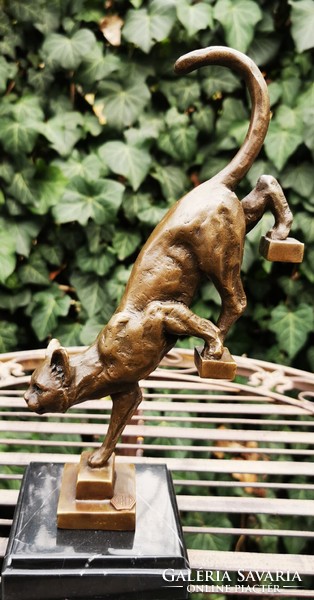 Stair cat - bronze statue