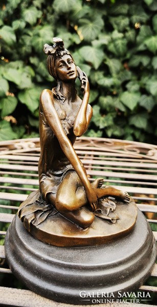 Csevegő hölgy - bronz szobor