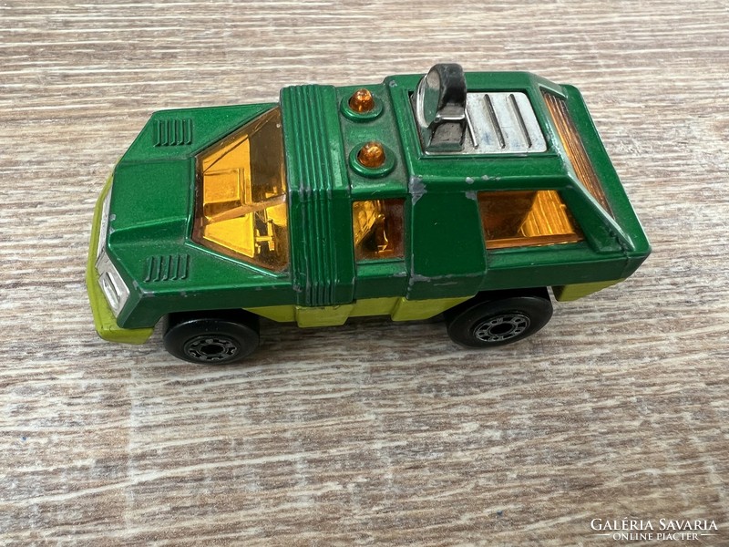3 régi matchbox kisautó 1973 tank, felnyitható tetejű és egy különleges zöld autó