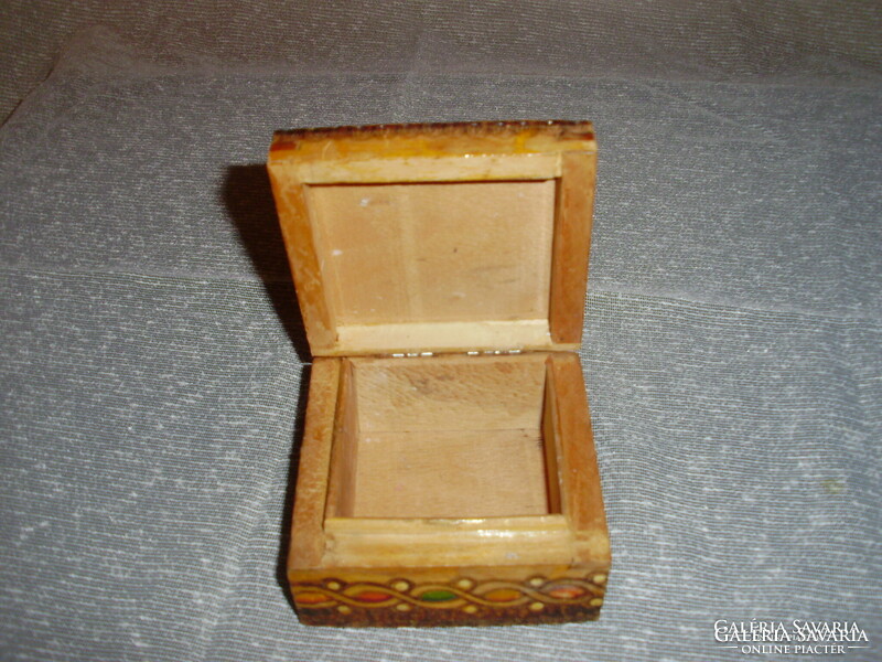 Burnt pattern retro wooden box, chest (20 / d)
