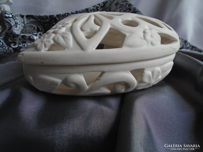 Biszkvit porcelán pillangós bon-bonier, gyűrűtartó, dísztárgy.