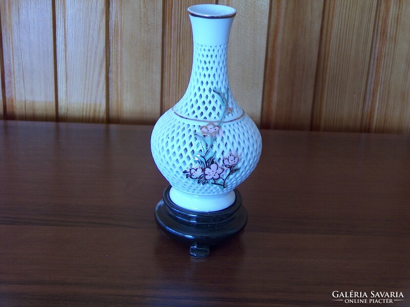 Perforated patterned floral vase with flawless soles