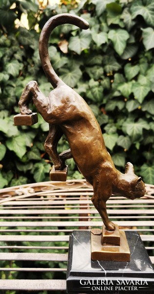 Lépcsőző macska - bronz szobor