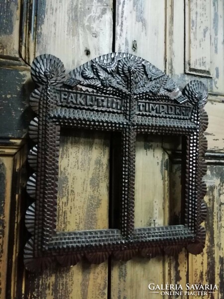 Tramp art or small carved picture frame, even and the year at the end is 1915, very beautiful folk art