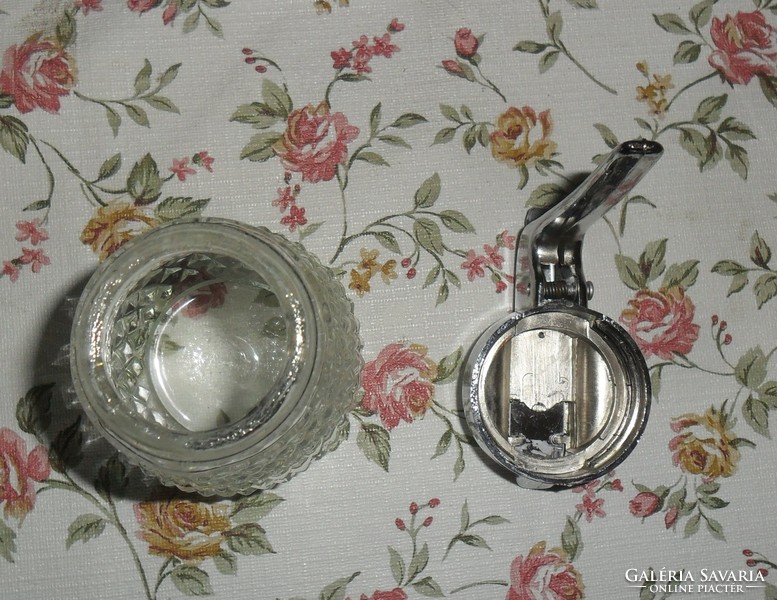 Practical glass sugar dispenser 11 cm high.