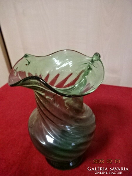 Zöld, orosz, csavart üveg váza, fodros szélű, magassága 15 cm. Vanneki! Jókai.