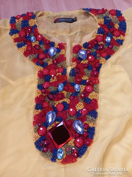 Arab women's costume with pearls and jewels