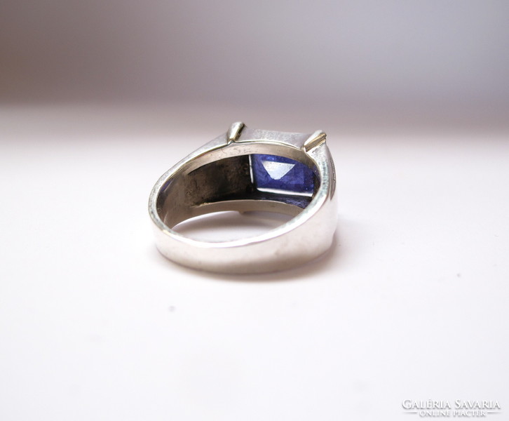 5.9 carat silver ring with tanzanite stones.