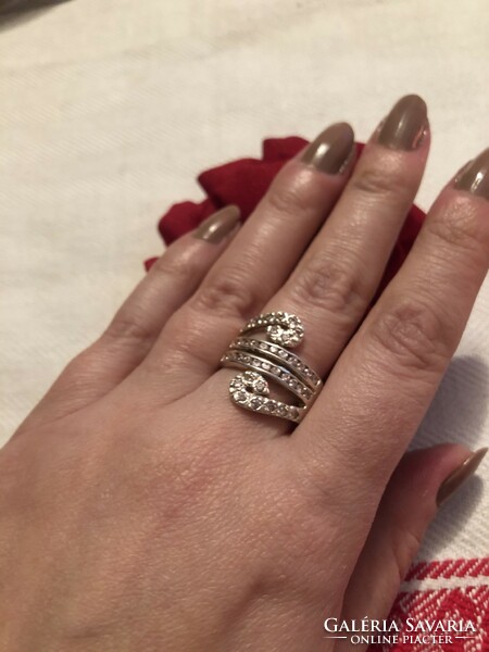 Kövekkel díszített ezüst gyűrű