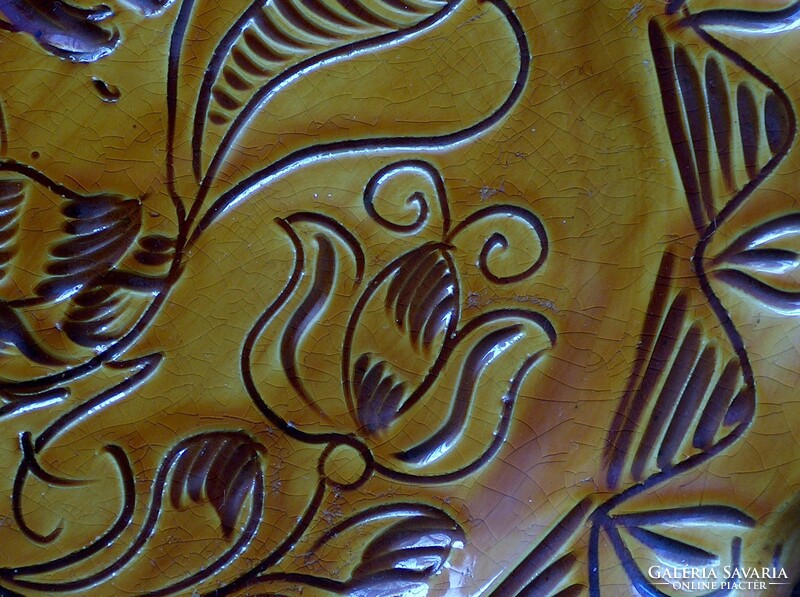 Corundum marked decorative plate, ruffled, flawless, judge's barley