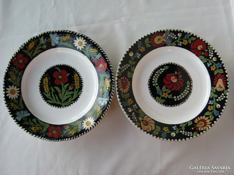 2 decorative ceramic plates with folk flower motifs, hand painting is defective