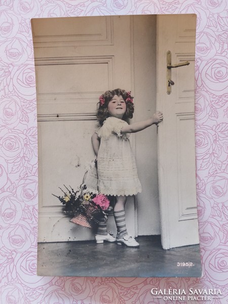 Régi képeslap fotó levelezőlap kislány virágkosárral