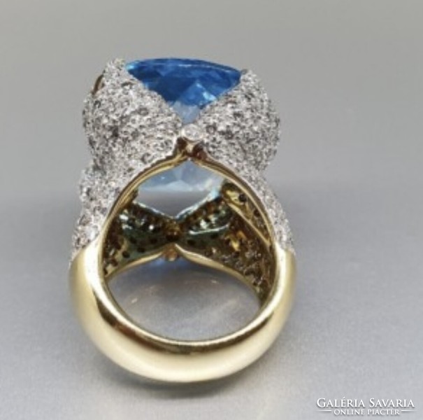 Impressive 18K gold cocktail ring embellished with 42.7 topaz and 2.6 ct diamonds! In gigantic luxury