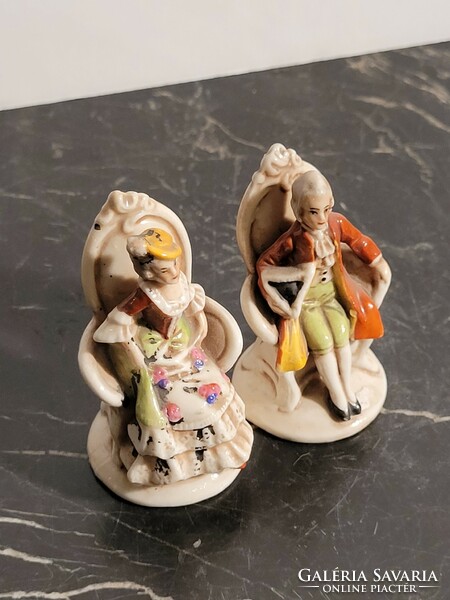 Altwien porcelán barokk figurapár 7cm -- Trónszéken ülő Férfi Nő Figura Pár Alt Wien Mini Kis Méretű