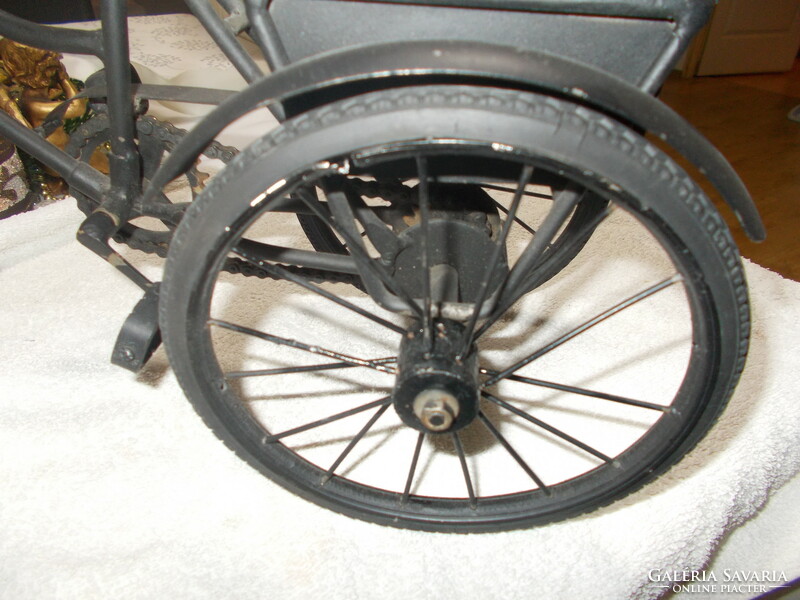 Régi antik kézzel készített három kerekű bicigli akár az eredeti müködőképes állapotú