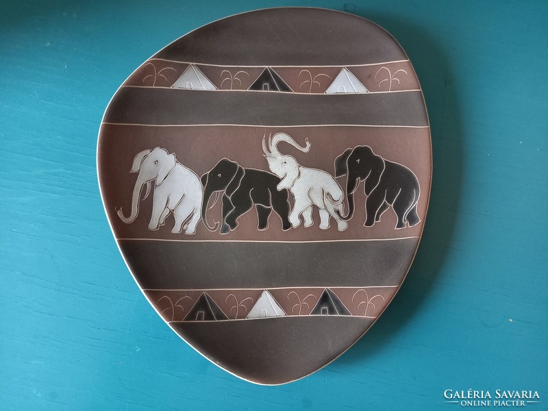 Retro-style ceramic wall plate, painted with an elephant image, without markings.