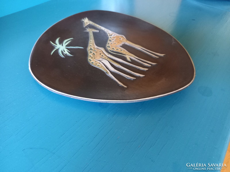 Retro-style ceramic wall plate, painted with a giraffe image, without markings.