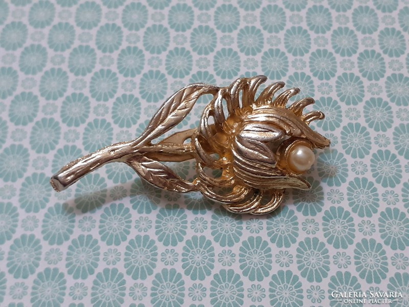 Retro flower-shaped metal brooch