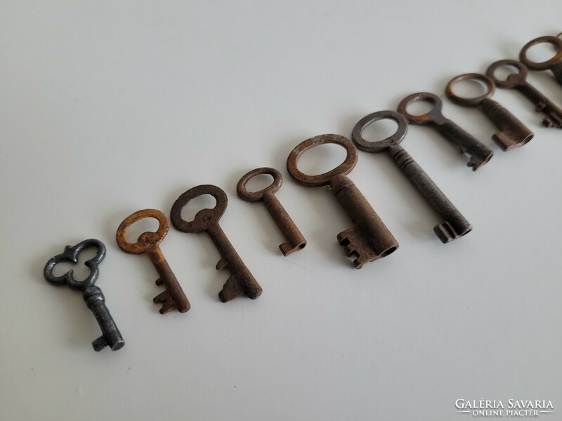 Old 13 small iron keys, small tubular metal keys