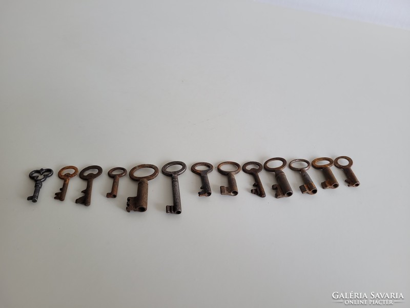 Régi 13 db kis méretű vas kulcs kicsi csöves fém kulcs