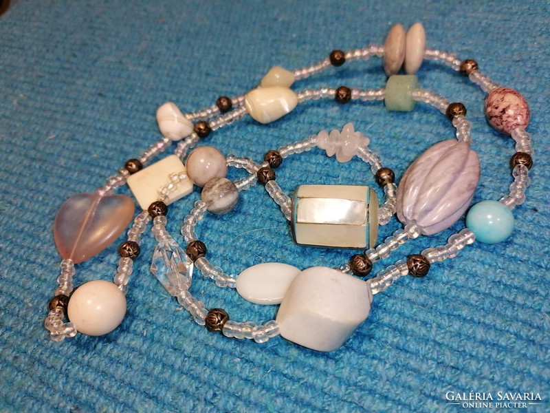 Különféle gyöngyökből, ásványokból nyaklánc (171)
