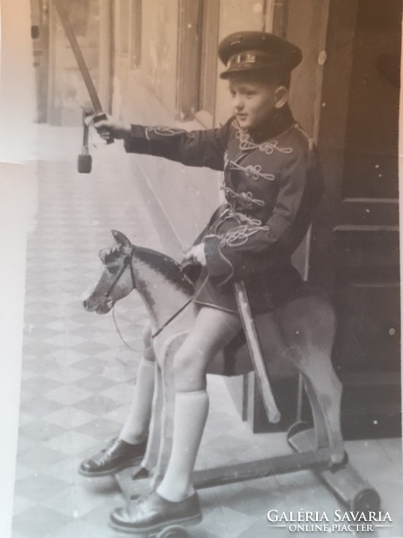 Régi gyerekfotó vintage fénykép falovas huszár kisfiú