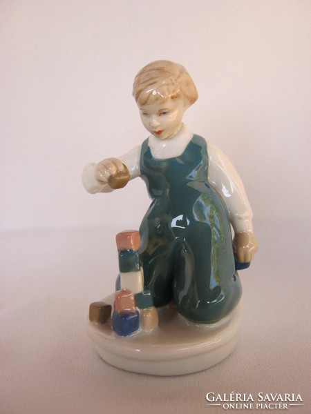 Royal Dux porcelán építőkockával játszó kisfiú