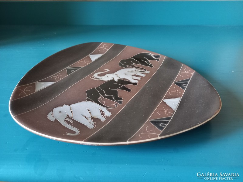 Retro-style ceramic wall plate, painted with an elephant image, without markings.