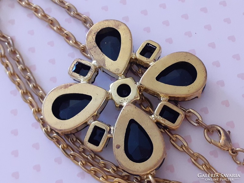 Retro jewelry necklace with black pendant