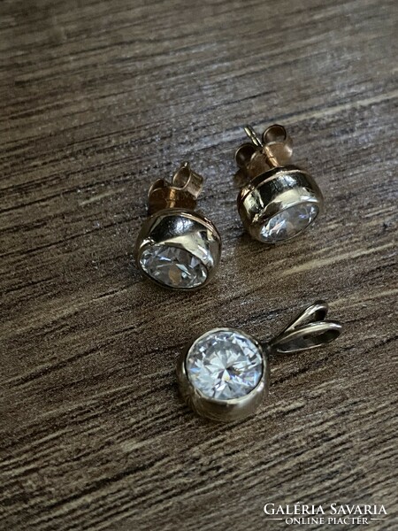 A wonderful 14k button set made by Ötvös - not today's pieces :-)