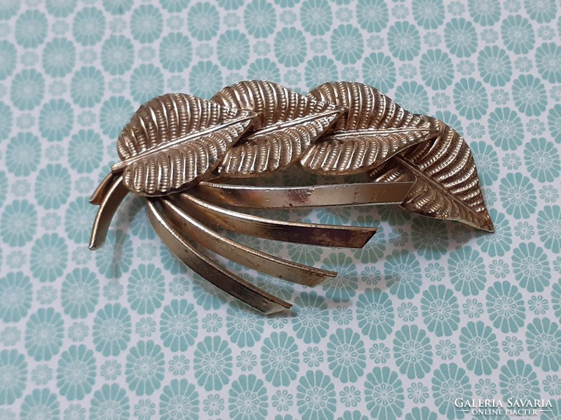 Retro badge leaf-shaped metal brooch