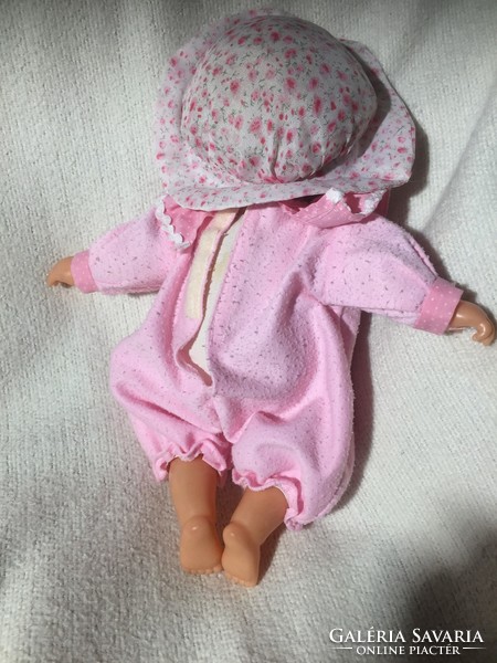 Sleeping doll with a textile body