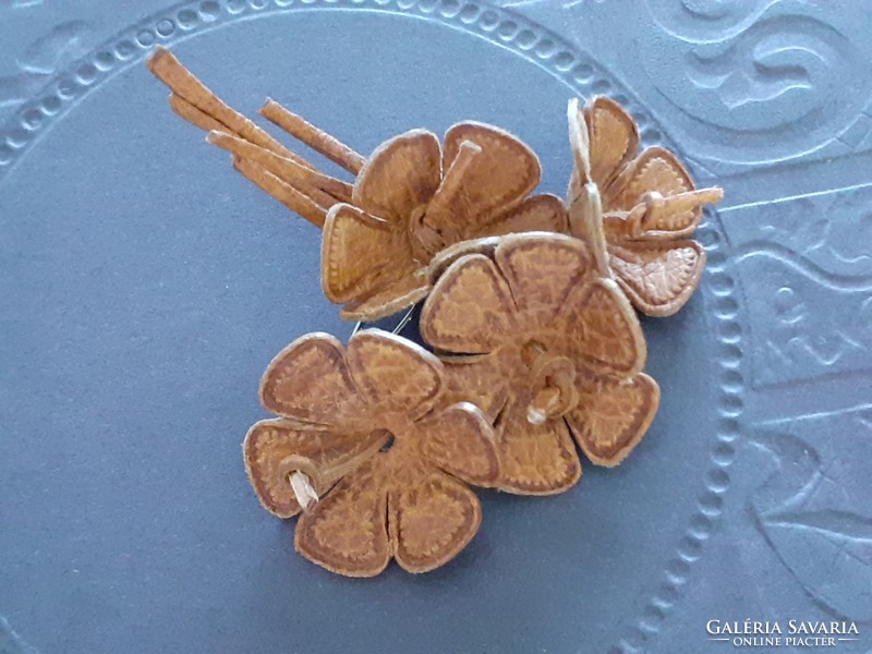 Retro flower shaped brooch