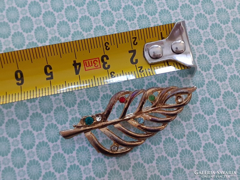 Retro badge metal leaf-shaped brooch
