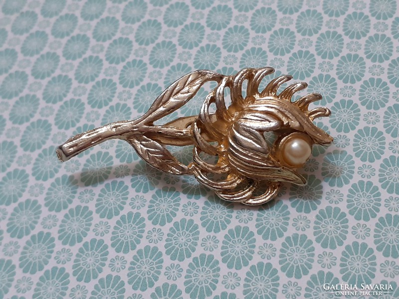 Retro flower-shaped metal brooch