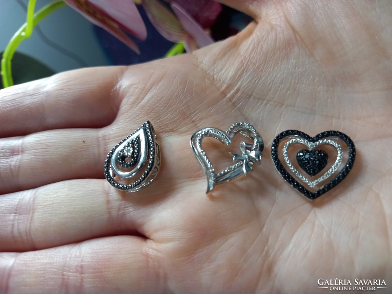 Silver pendant with small diamond stones, guaranteed!