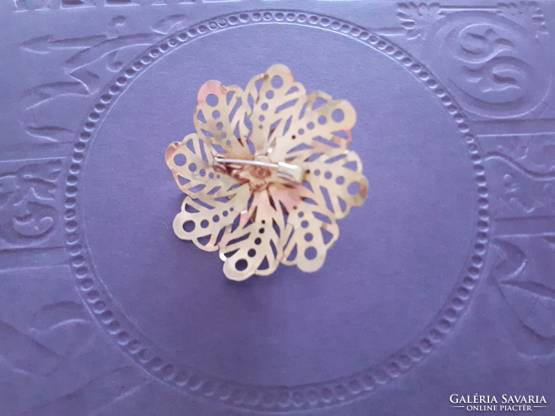 Vintage pin flower-shaped metal retro brooch