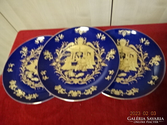 Kínai porcelán tányér, kézzel festett arany minta, kobalt kék alapra. Három darab. Jókai.