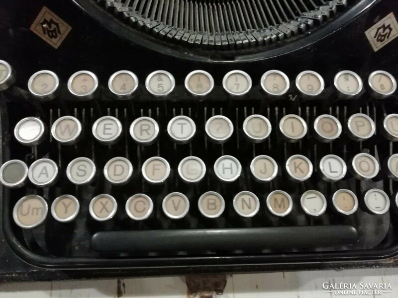 Mercedes superba typewriter, in very good condition, working and with box for collectors