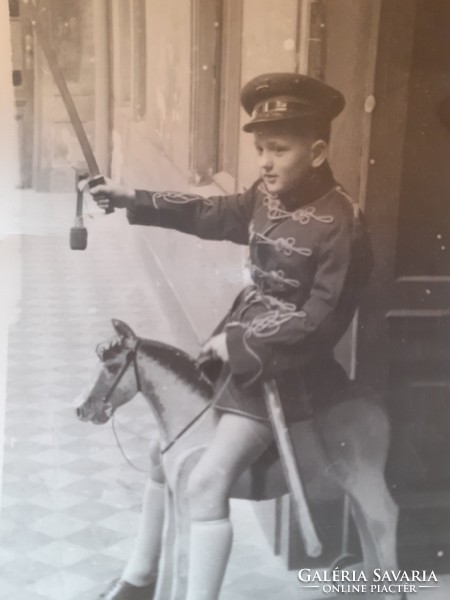 Régi gyerekfotó vintage fénykép falovas huszár kisfiú