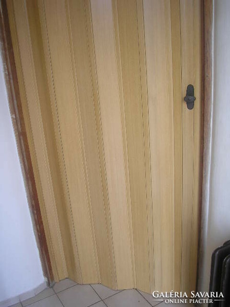 N 29 Régi Bejárati ajtók 1 külső kazettás fém borítású hőszigetelt 2 dupla 130 cm 3 harmonika ajtók