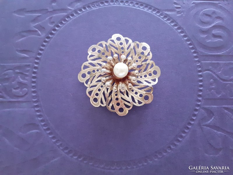 Vintage pin flower-shaped metal retro brooch