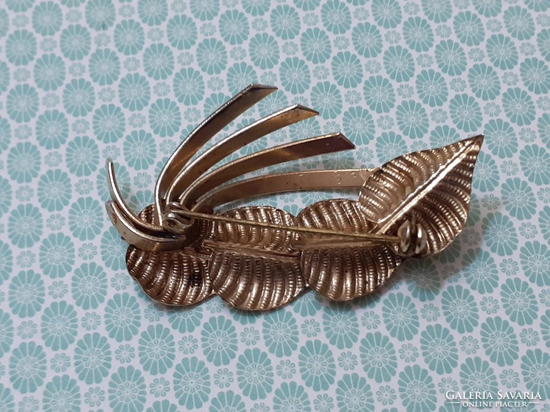 Retro badge leaf-shaped metal brooch