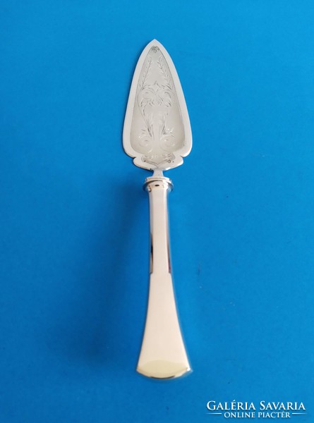 Silver engraved cake shovel in English style