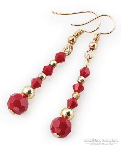 Piros fazettált gömb és bikónikus kristály fülbevaló, apró aranyszínű gyöngyökkel.