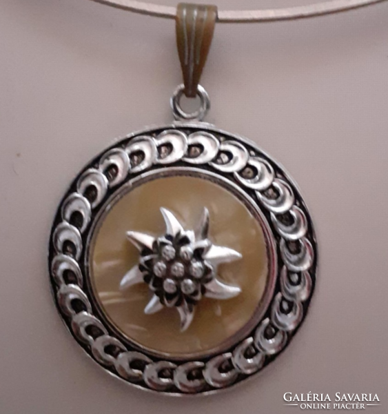 Retro silver-colored decorative round pendant in the middle adorned with a mountain wool